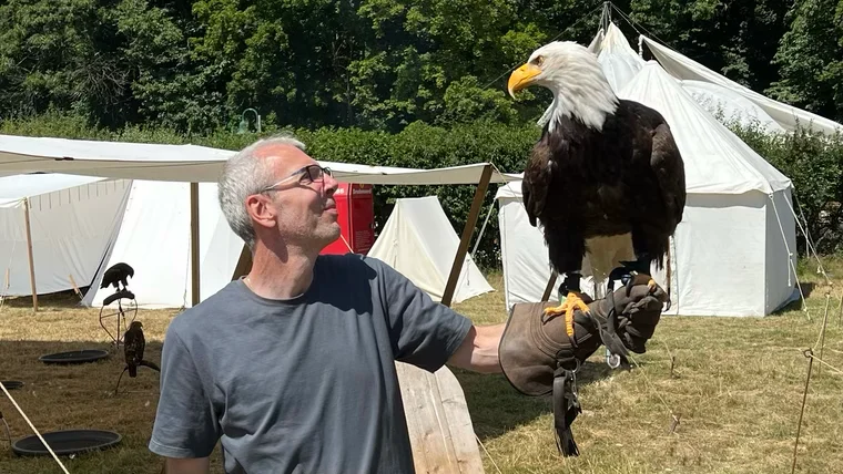 Ein stolzer Greifvogel und ein Moment zum Festhalten