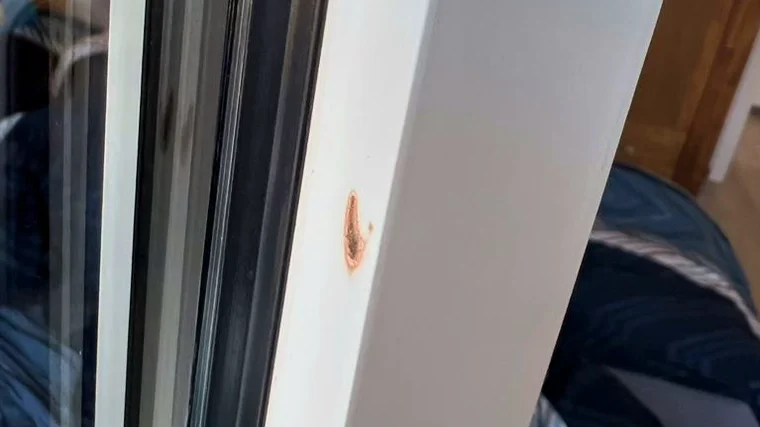 Ruß und Hitze – der Brandfleck am Fensterrahmen erinnert an Sekunden der Unachtsamkeit.
