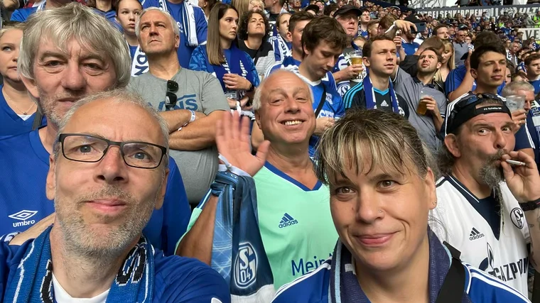 Noch gut gelaunt vor dem Spiel – nach der 1:6-Klatsche gegen Union Berlin war das Lächeln deutlich schwerer.