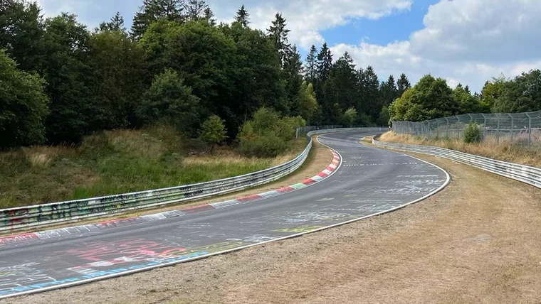 Am Brünnchen an der Nordschleife – Touristen geben alles, Rennfeeling inklusive.