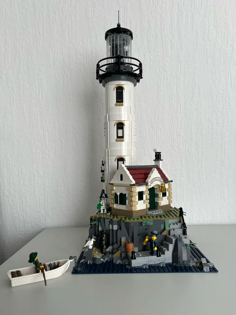 Geschafft: der fertige Lego-Leuchtturm mit Motor und Licht.