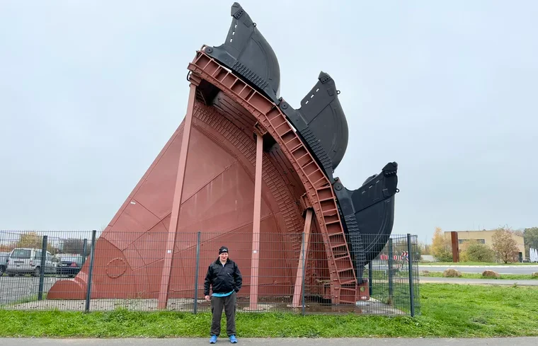 Uwe vor dem gigantischen Schaufelrad