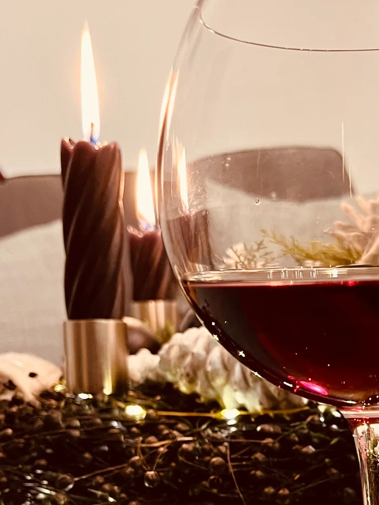 Ein ruhiger Moment mit Wein an Heiligabend