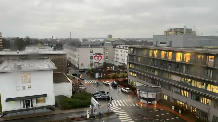 Blick aus dem Klinikparkhaus – fast wie Urlaub, nur mit weniger Sonne