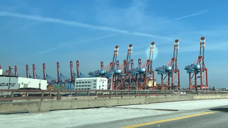 Blick auf den Hamburger Hafen und die Kräne
