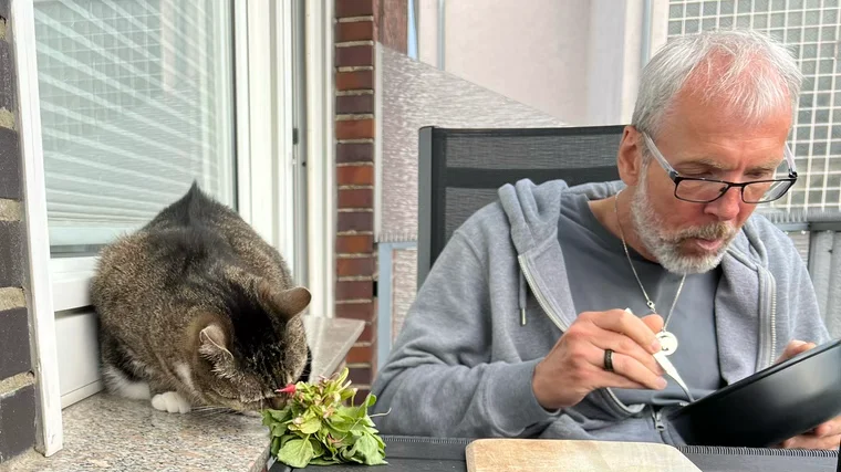 Leo beim Probieren der Radieschen