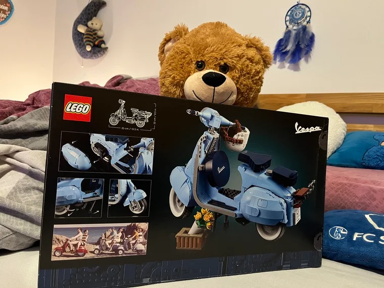 Sandra freut sich über ihre LEGO Vespa