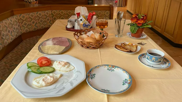Hotel und Frühstück – kurz festgehalten, bevor es wieder weitergeht