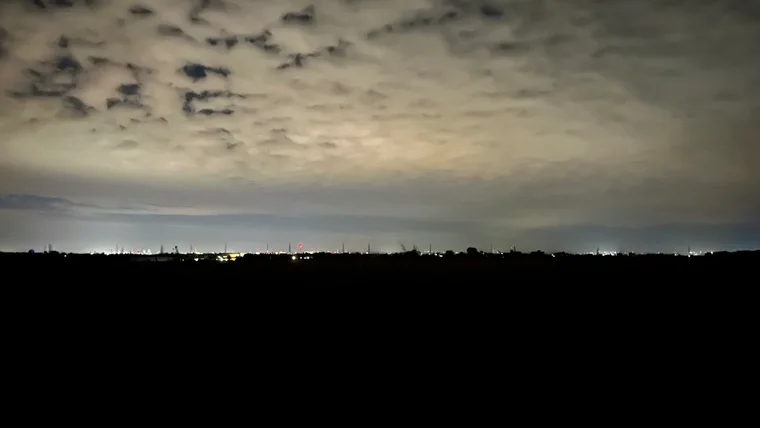 Auch der Horizont leuchtet in der Sternenklaren Nacht