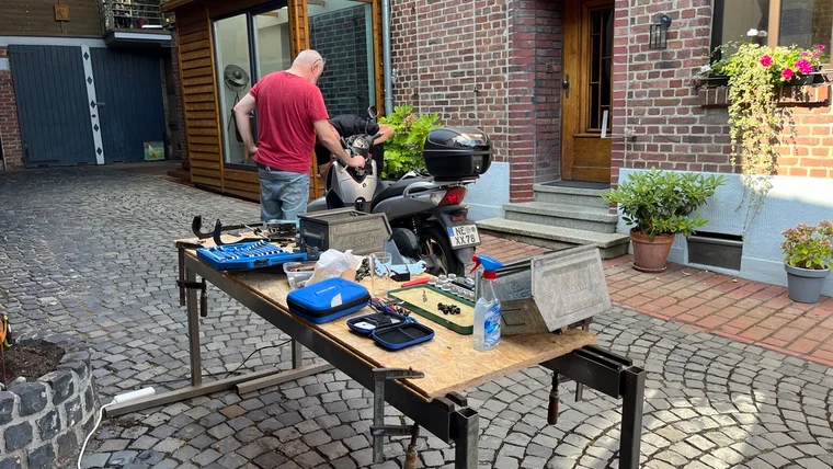 Fachmännische Blicke und volle Konzentration an der Werkbank.