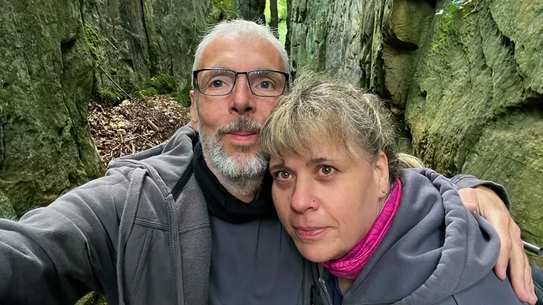 Sandra und ich mitten in der Teufelsschlucht – das Abenteuer beginnt.