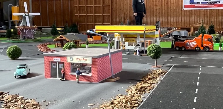 Volle Konzentration beim Modellbau