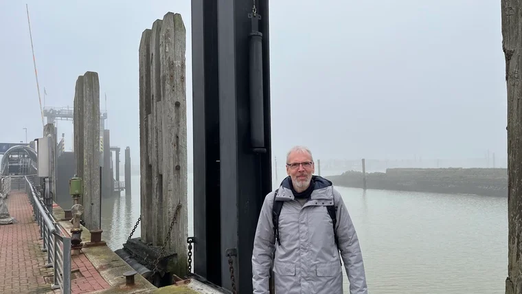 Ich am nebeligen Hafen