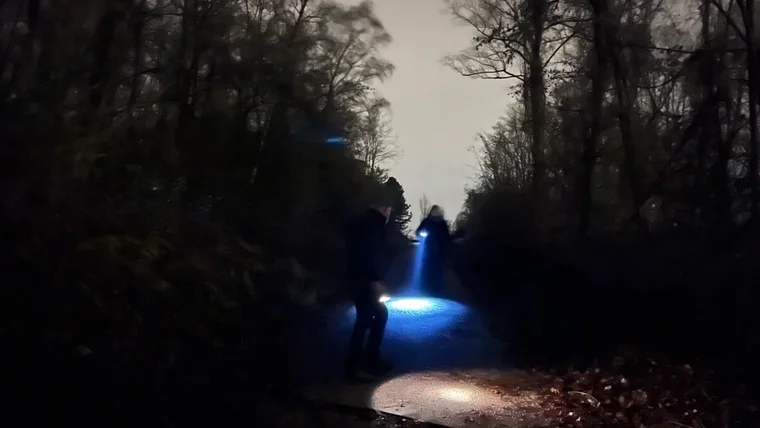 Lichtkegel unserer Taschenlampen beim Abstieg