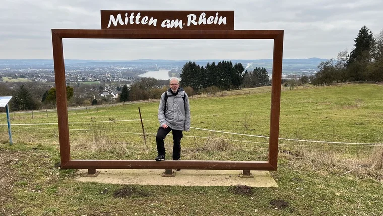 Ich mitten am Rhein – frierend, aber glücklich