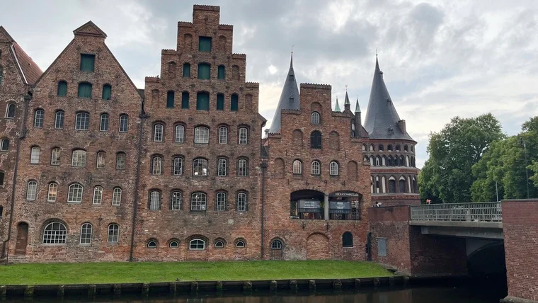 Regenwetter am Salzspeicher und dem Holstentor…