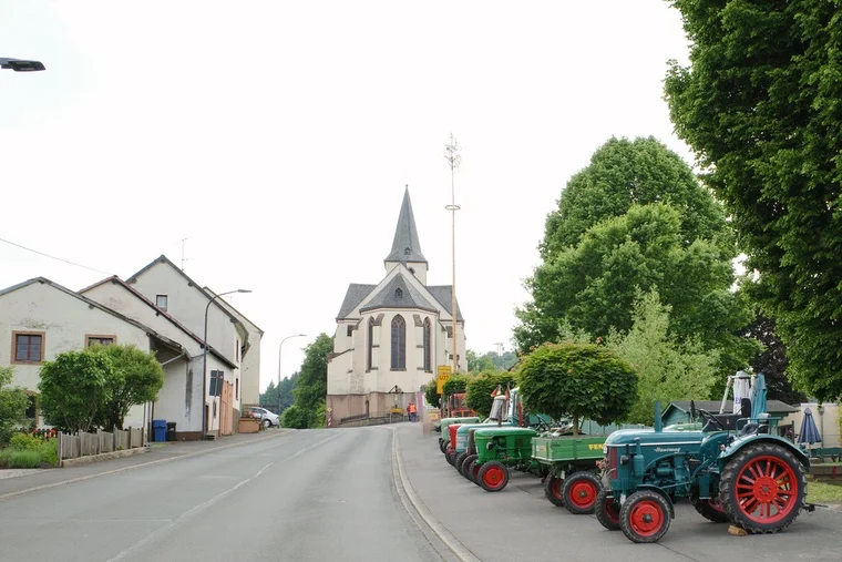 Alte Traktoren, wenn man Interesse hat.