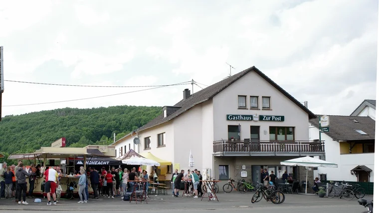 Bratwurst und kühle Getränke