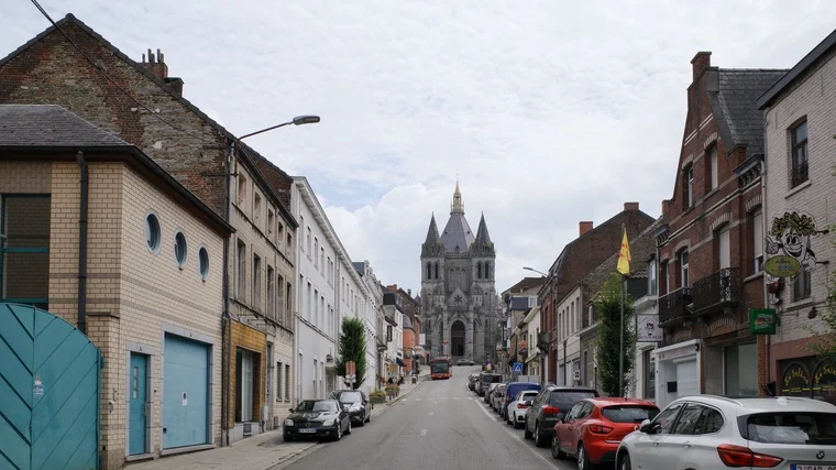 Von Weitem wirkte es, als stünde die Kirche allein am Ende der Straße.