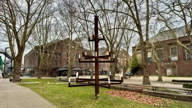 Wenn ein Schlosser einen Weihnachtsbaum aufstellt