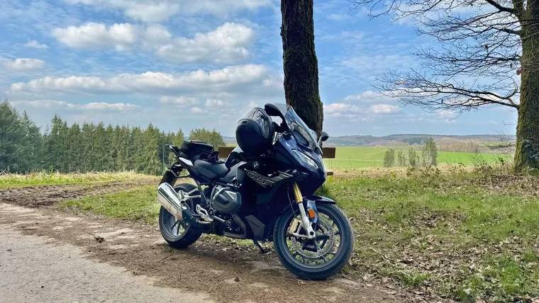 Mein Knopf mitten in der malerischen Landschaft.