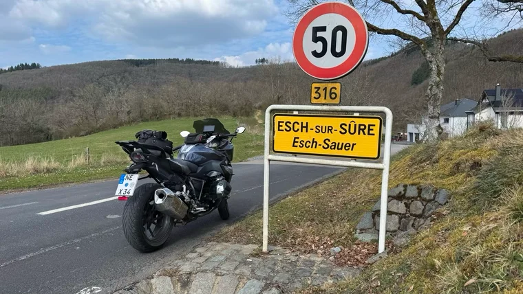 Ortseingang Esch-sur-Sûre – angekommen, aber ohne richtiges Ziel.