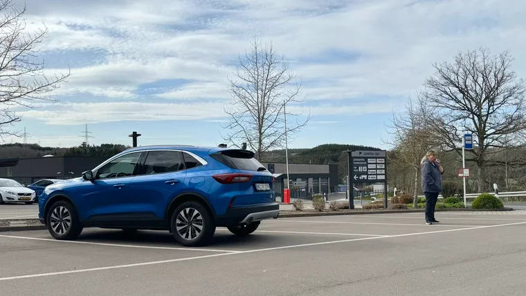 Das Auto irgendwo am Rand eines kleinen Industriegebiets.