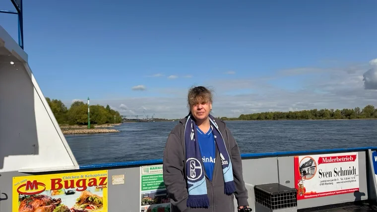 Sandra auf der Fähre – im Schalke-Schal unterwegs.
