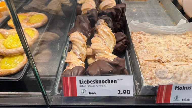 Liebesknochen in der Auslage – schwer zu übersehen.