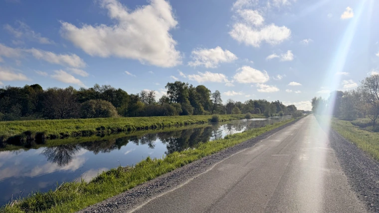 Am frühen Morgen liegt die Landschaft noch ruhig und verschlafen da.