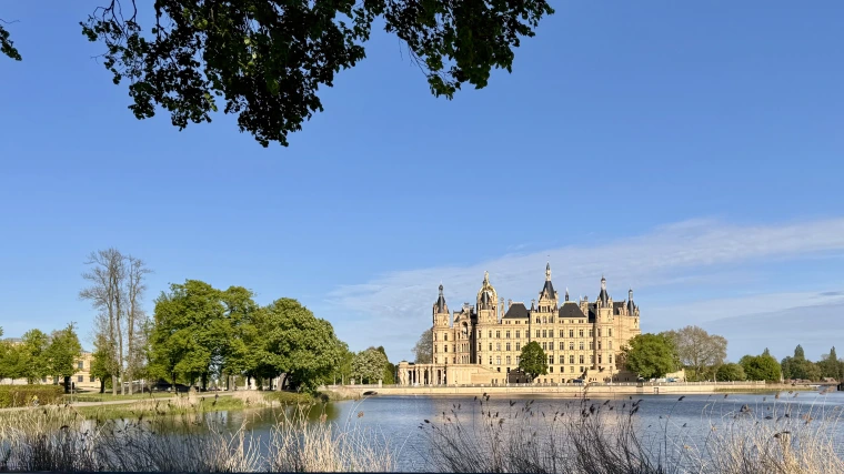 Trinkpause am Schweriner Schloss – die Zeit fürs Foto gleich mitgenutzt.