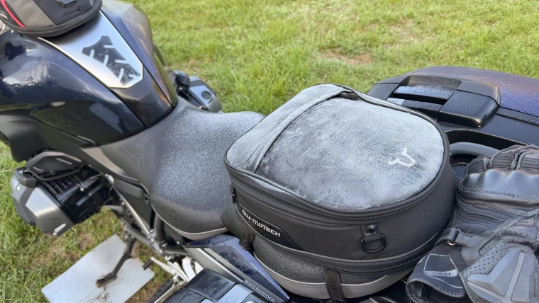 Frost auf Sattel und Tasche – der Morgen fängt frisch an.
