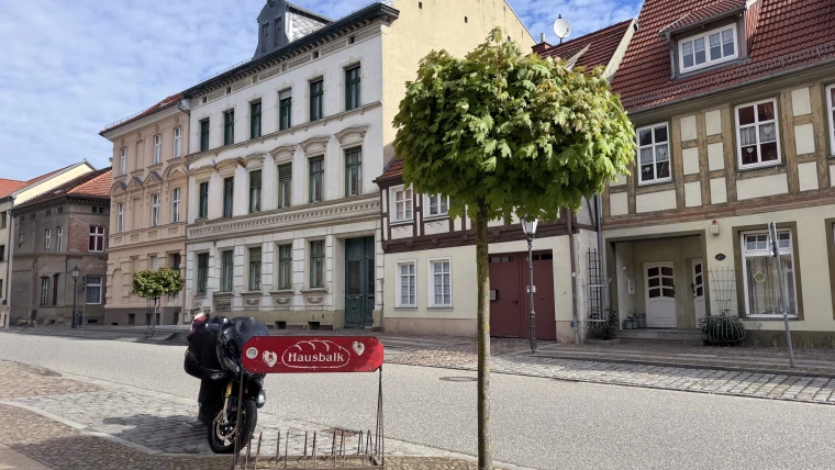 Die Häuserreihe mit ihrer alten Architektur wirkt gepflegt und gut erhalten.
