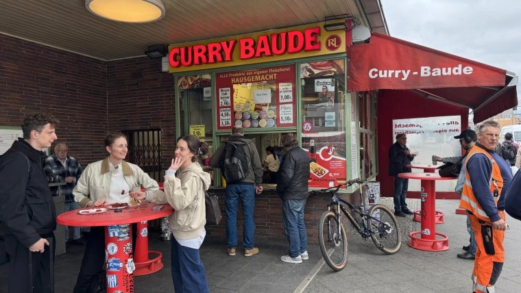 An der Curry Baude ist ein ständiges Kommen und Gehen. Man bestellt, isst eine Currywurst, hält einen Plausch und zieht weiter.
