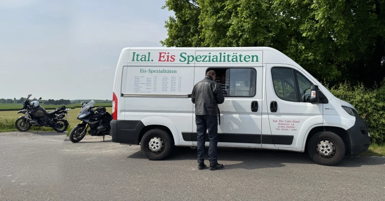 Ossi kümmert sich um die wichtigste Bestellung der Tour: zweimal Eis, bitte!