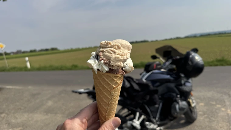 Da ist es – unser unerwartetes Eisglück mitten an der Landstraße.