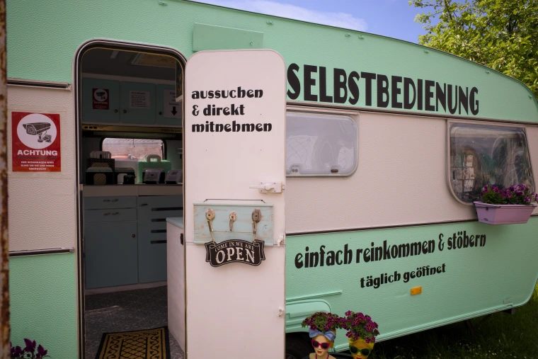 Vorbeigefahren, neugierig geworden, umgedreht.