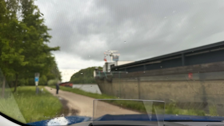 Dampferpause mit Hafenblick – natürlich bei bestem Grau.