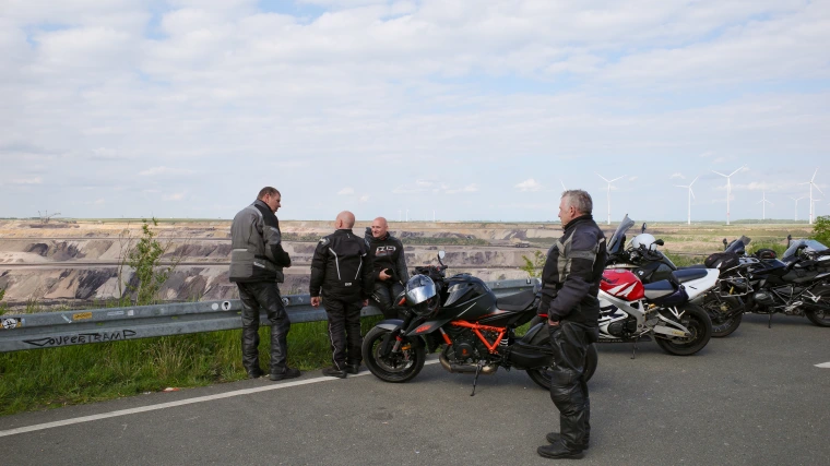 Treffen und klönen am Aussichtspunkt.