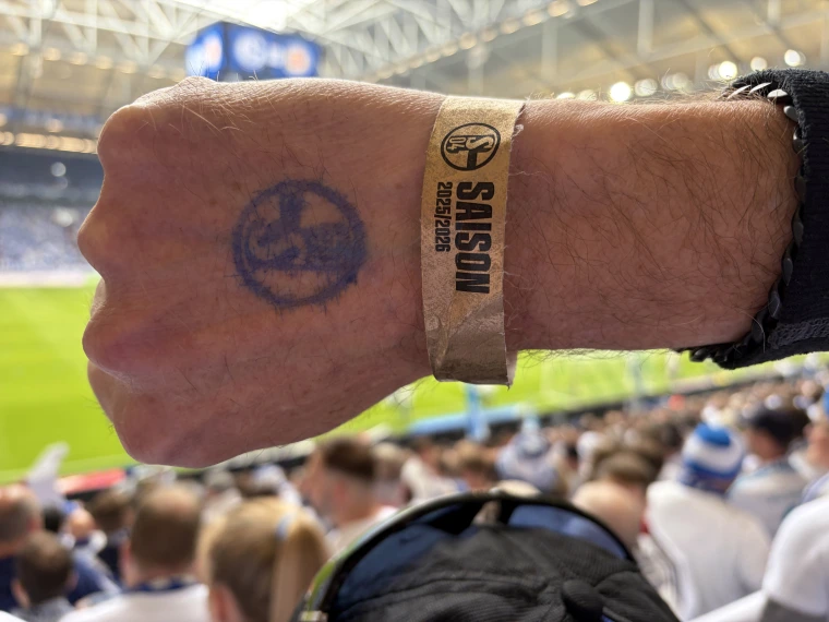 Gegen Düsseldorf gab’s silberne, heute goldene Armbändchen. Passend zum Aufstieg.